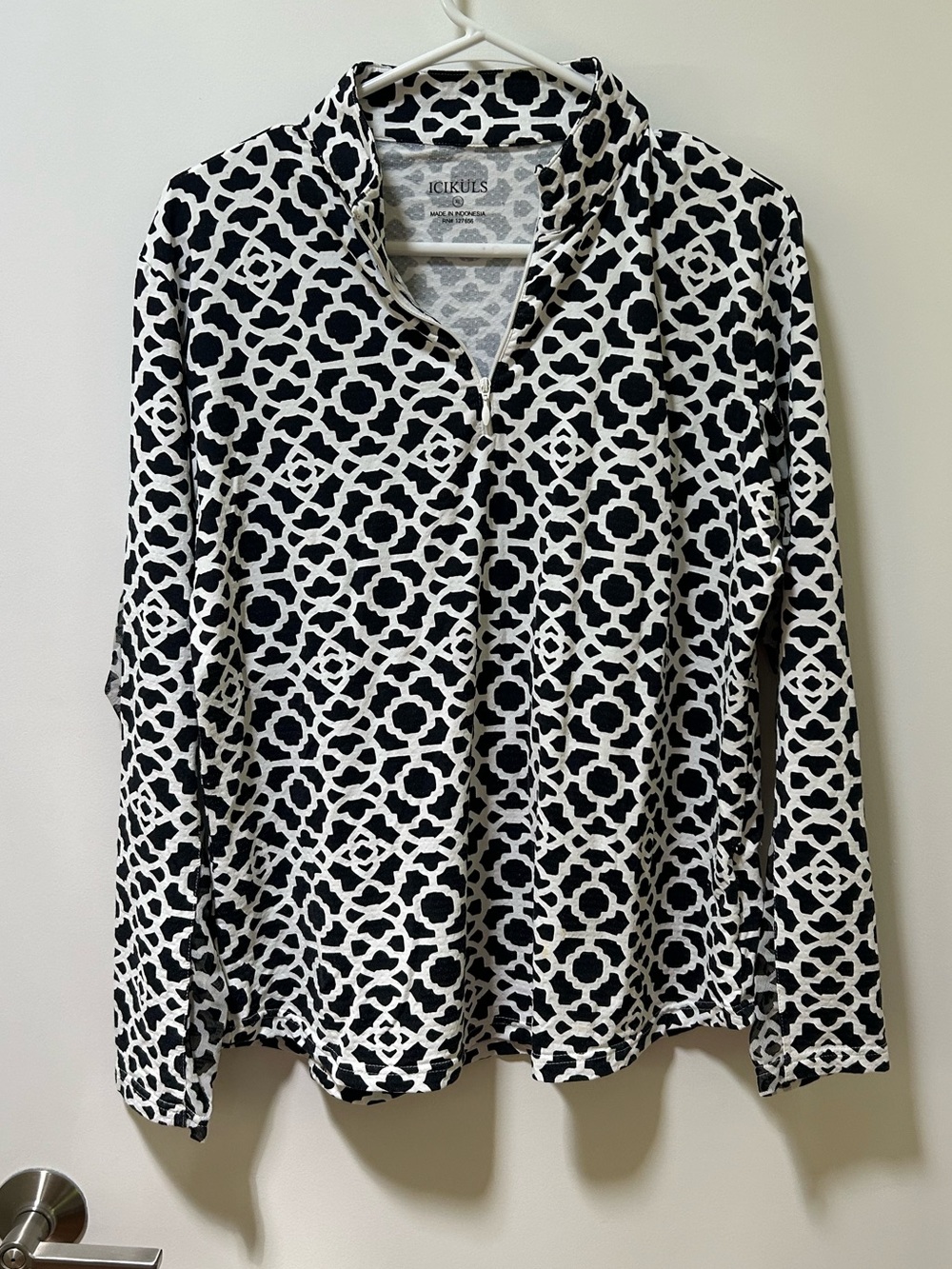 Icikuls Black and White 1/4 Zip Pullover Size XL